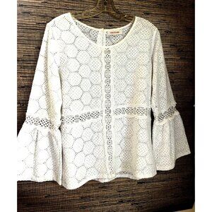 Solitaire White Cotton Lace Floral Top Blouse Size L Long Slvs. button missing